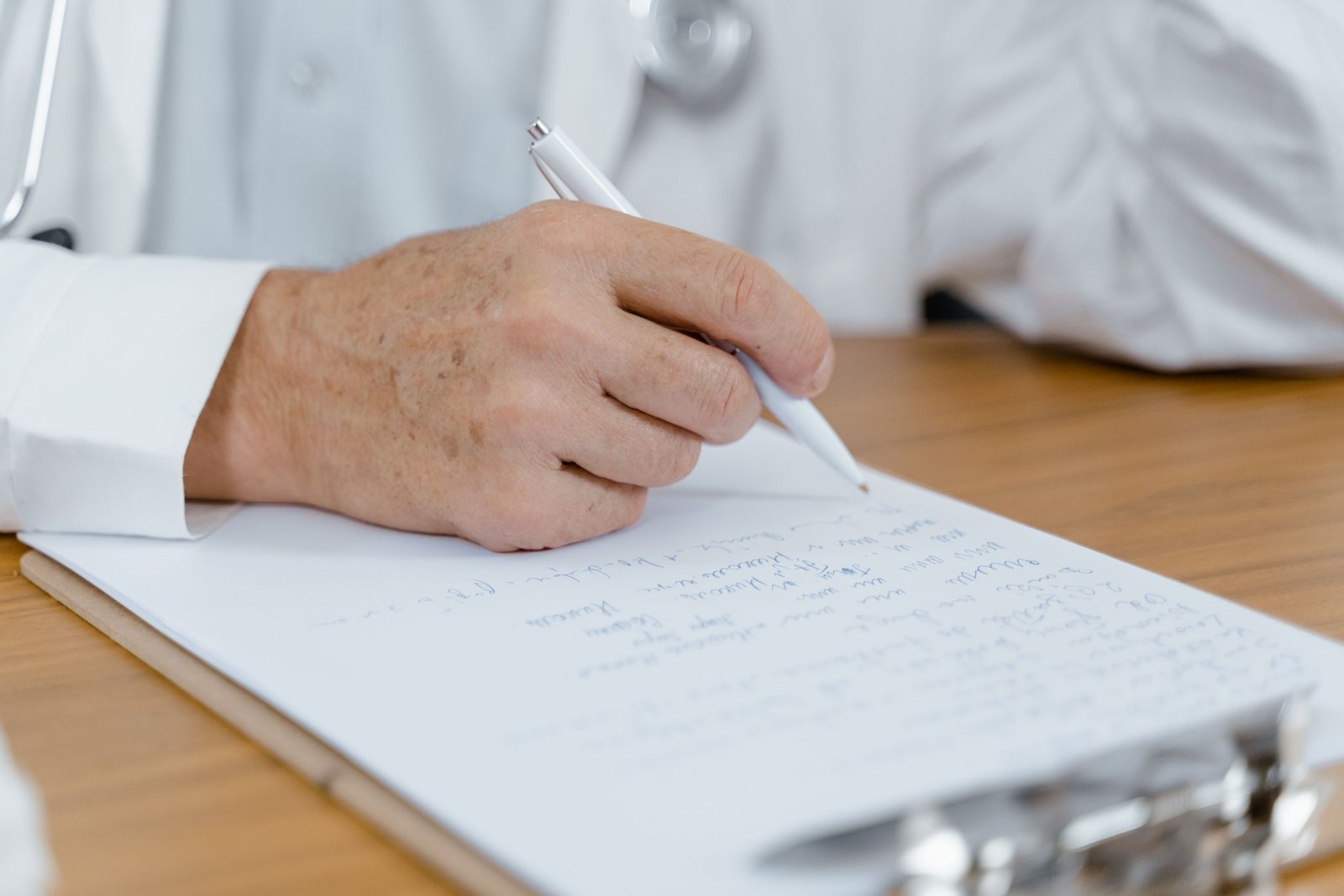 Au vu de ou au vue de : la règle en rédaction médicale